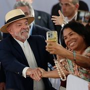 President Lula da Silva och anhängare – med mobil.