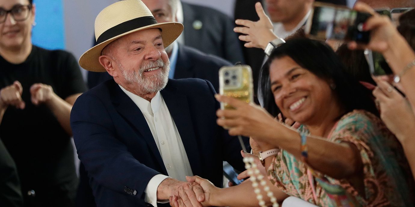 President Lula da Silva och anhängare – med mobil.