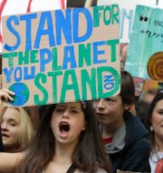Unga klimatdemonstranter i London.  Kirsty Wigglesworth / TT NYHETSBYRÅN