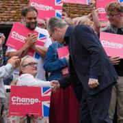 Labourledaren Sir Keir Starmer träffar väljare. 