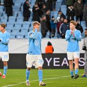 Hugo Bolin och resten av Malmö FF-spelarna deppar efter förlusten.