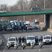 Poliser och traktorer på motorväg utanför Paris. 