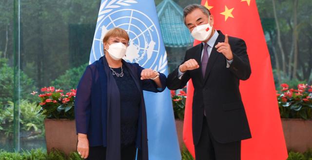 FN:s människorättskommissionär Michelle Bachelet och Kinas utrikesminister Wang Yi, 24 maj. Deng Hua / AP