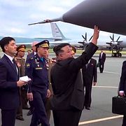 Kim Jong-Un på flygplansinspektion i Ryssland på lördagen. AP