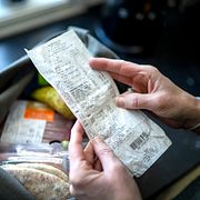 Nooshi Dadgostar (V) menar att den nuvarande regeringens politik har gjort det omöjligt för vissa att leva på sin lön i Sverige – trots att de har heltidsjobb.
