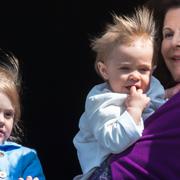 Prinsessorna Estelle och Leonore med drottning Silvia. 2015.