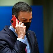 Spaniens premiärminister Pedro Sánches pratar i telefon.