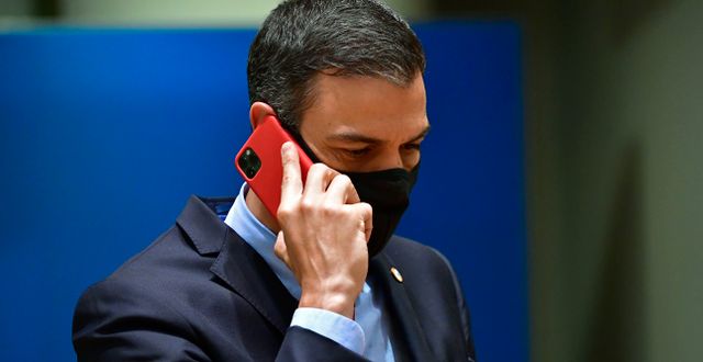 Spaniens premiärminister Pedro Sánches pratar i telefon. John Thys / AP