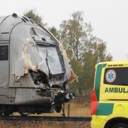 Ett tåg krockade på måndagsmorgonen med ett traktorsläp vid en järnvägsövergång i Köping.