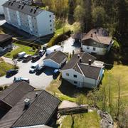 Polisen har spärrat av utanför huset.