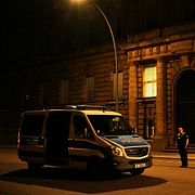 En polis i Berlin efter att en bil kört in i folkmassan vid Pride.