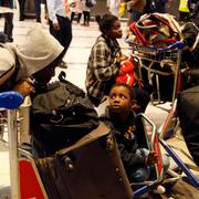 Nigerianska familjer köar för att få checka in till flyget från Sydafrika.