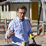 Statsminister Ulf Kristersson (M) och Moderaternas vice partiordförande Elisabeth Svantesson (M), under en pressträff utanför en förskola i Mariefred.