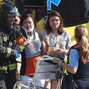 Skadade personer tas om hand av sjukvårdare efter dådet i Barcelona. 