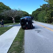 BIld som visar hur Woods bil ligger på sidan efter kraschen.