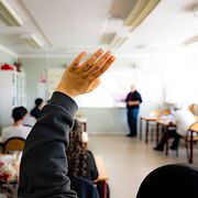 Illustrationsbild: Handuppräckning under en lektion i ett klassrum på en skola.