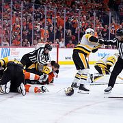 Minst tre separata slagsmål samtidigt under matchens första period.