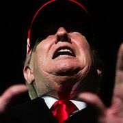 Donald Trump kliver av Air Force one på måndagen.