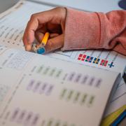 Elever räknar matematik i klassrum.
