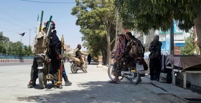 Talibaner patrullerar staden Ghazni, som föll tidigare i veckan. Gulabuddin Amiri / TT NYHETSBYRÅN