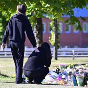 Elever sörjer utanför Brinellskolan.