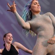 Linnéa Claeson uppträder under Schlagerkvällen vid Pridefestivalen i augusti.