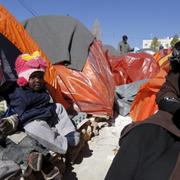 En sudanesisk kvinna med sitt barn i flyktinläger i Darfur. Arkvbild.