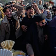 Många människor samlades i Islamabad för att sörja offren för fredagens självmordsdåd. 