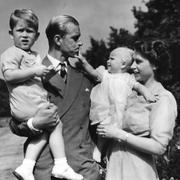 Arkivbild från 1951. Prins Philip tillsammans med drottning Elizabeth och deras barn Charles och Anne. 