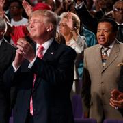 Donald Trump på gudstjänsten på Great Faith Ministries i Detroit.