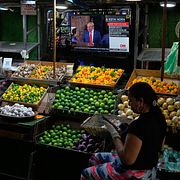 Donald Trump syns på tv på en fruktmarknad i Caracas.