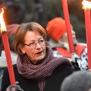 Gudrun Schyman deltar i ett fackeltåg i Stockholm för alla som står bakom #metoo-uppropen. Arkivbild. 