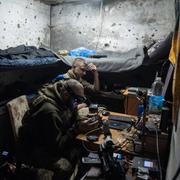 Ukrainska soldater styr drönare i kriget mot Ryssland.