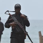 En soldat patrullerar efter attacken.