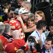 Travis Kelce och Taylor Swift efter matchen/Apollo 11.