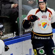 Andreas Englund firar med Tomi Salinen.