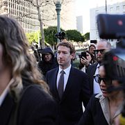 Zuckerberg på väg in i rättssalen.