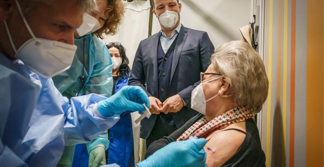 Jens Spahn (till höger) ser på när en kvinna får en vaccindos i Berlin.  Michael Kappeler / TT NYHETSBYRÅN