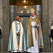 Överhovpredikanten, biskop Johan Dalman  och pastorn i Kungliga Hovförsamlingen, ordinarie hovpredikant Michael Bjerkhagen utanför Slottskyrkan.