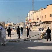 Protesterande blockerar en väg i Bahrain på söndagen