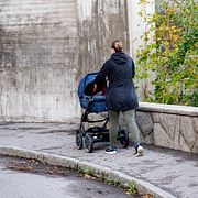 Kvinna med barnvagn, arkivbild från 2025.