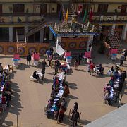 Väljare köar vid en vallokal i Katmandu.