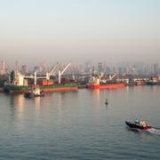 Båttrafik vid Gateway of India i Mumbai.