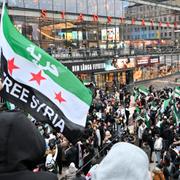 Syrier firar Assadregimens fall i Syrien vid en manifestation på Sergels torg i Stockholm.