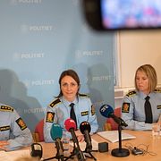 Polisens presskonferens. Janne Ringset Heltne till höger.