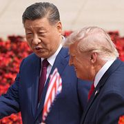 Xi Jinping och Donald Trump utanför Folkets stora hall i Kina. Trump togs emot med sång, militärparad och kanonsalut.
