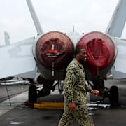 Amerikansk militär med stridsflyg av typen F/A-18 Hornet fighter .