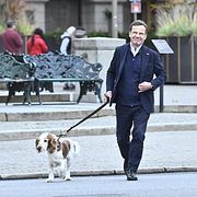 Ulf Kristersson (M) ute på promenad med hunden Winston.