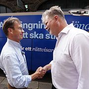 Moderaternas oppositionsråd i Göteborg, Axel Josefson, välkomnar Ulf Kristersson till staden under hans bussturné förra veckan.