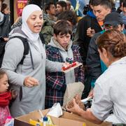 Mat och dricka delas ut till flyktingar på Malmö centralstation